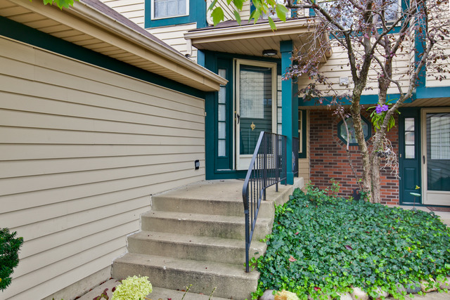 931 Ridgefield Lane Wheeling, IL 60090 - Photo 2 of 20 a view of a pathway of the house