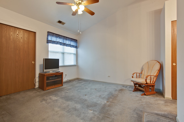 931 Ridgefield Lane Wheeling, IL 60090 - Photo 14 of 20 a living room with furniture