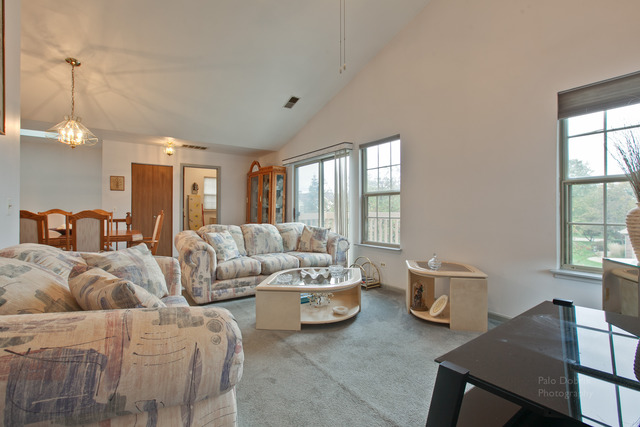 931 Ridgefield Lane Wheeling, IL 60090 - Photo 4 of 20 a living room with furniture and a window