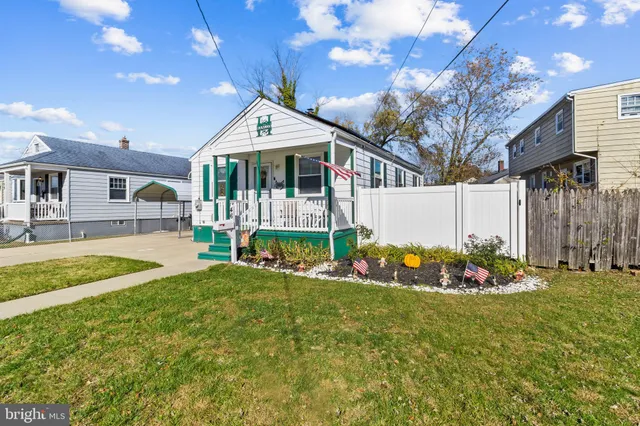 a front view of house with yard