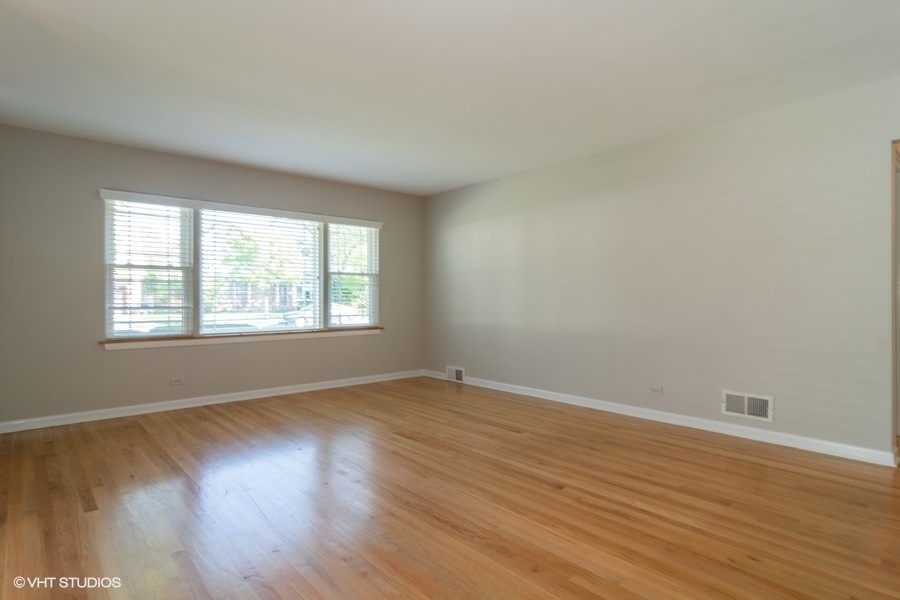 136 East Madison Street Elmhurst, IL 60126 - Photo 2 of 10
