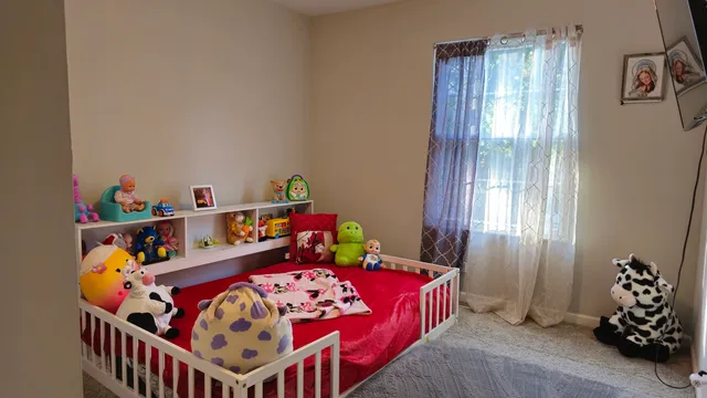 $300,000 | 16 Forest Lane, Cary, IL 60013