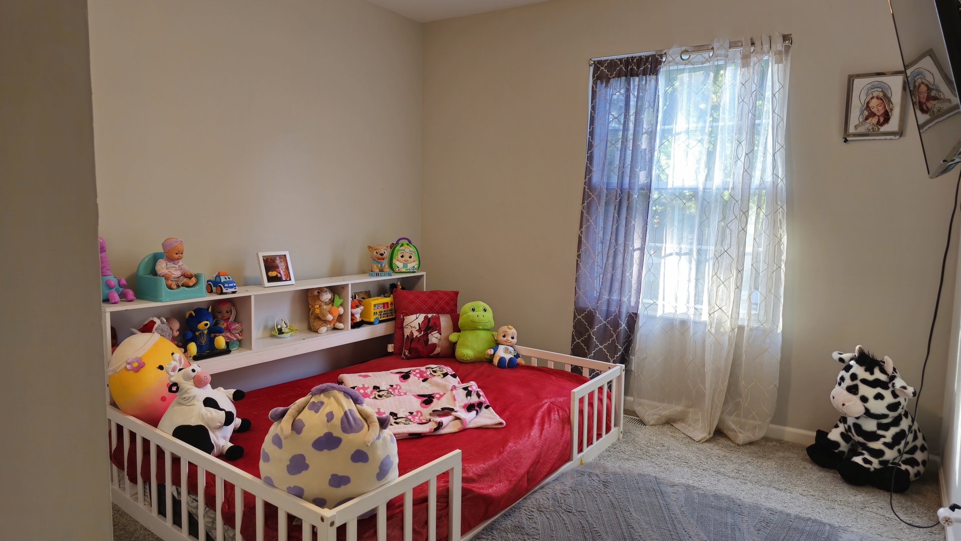 16 Forest Lane Cary, IL 60013 - Photo 33 of 50 a bedroom with two beds and a dresser