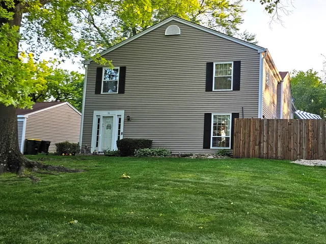 $300,000 | 16 Forest Lane, Cary, IL 60013