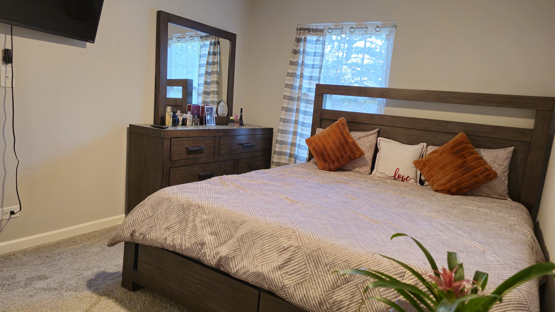 16 Forest Lane Cary, IL 60013 - Photo 45 of 50 a bedroom with a bed and a potted plant