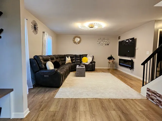 $300,000 | 16 Forest Lane, Cary, IL 60013