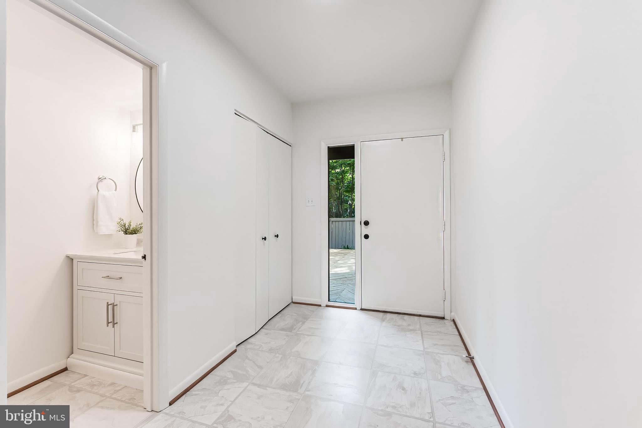 12023 Insha Court Reston, VA 20191 - Photo 4 of 52 Foyer