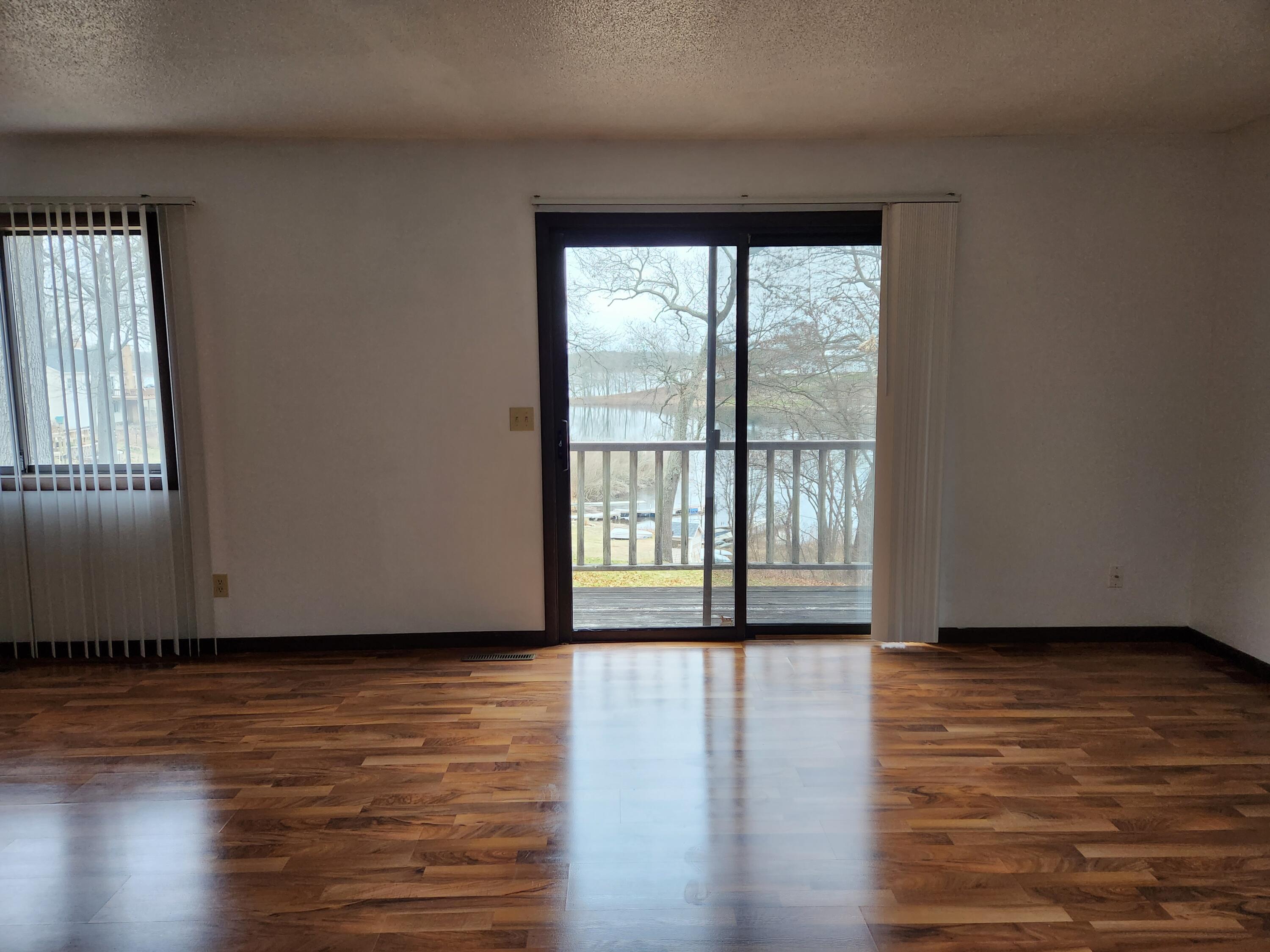 5897 White Road Muskegon, MI 49442 - Photo 7 of 32 Living room