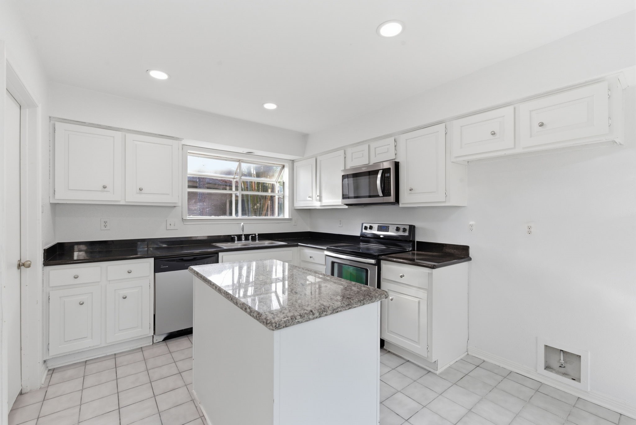 506 Willow Wisp Circle Spring, TX 77388 - Photo 14 of 38 a kitchen with granite countertop a sink stove and cabinets