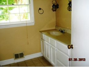 1222 Ridgeway Road Johnson City, TN 37601 - Photo 10 of 16 Bathroom