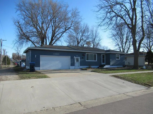 $194,900 | 204 West 3rd Street, Hills, MN 56138