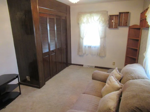 $194,900 | 204 West 3rd Street, Hills, MN 56138