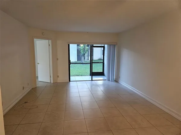 $1,950 | 5583 Courtyard Drive, Unit 5583, Margate, FL 33063