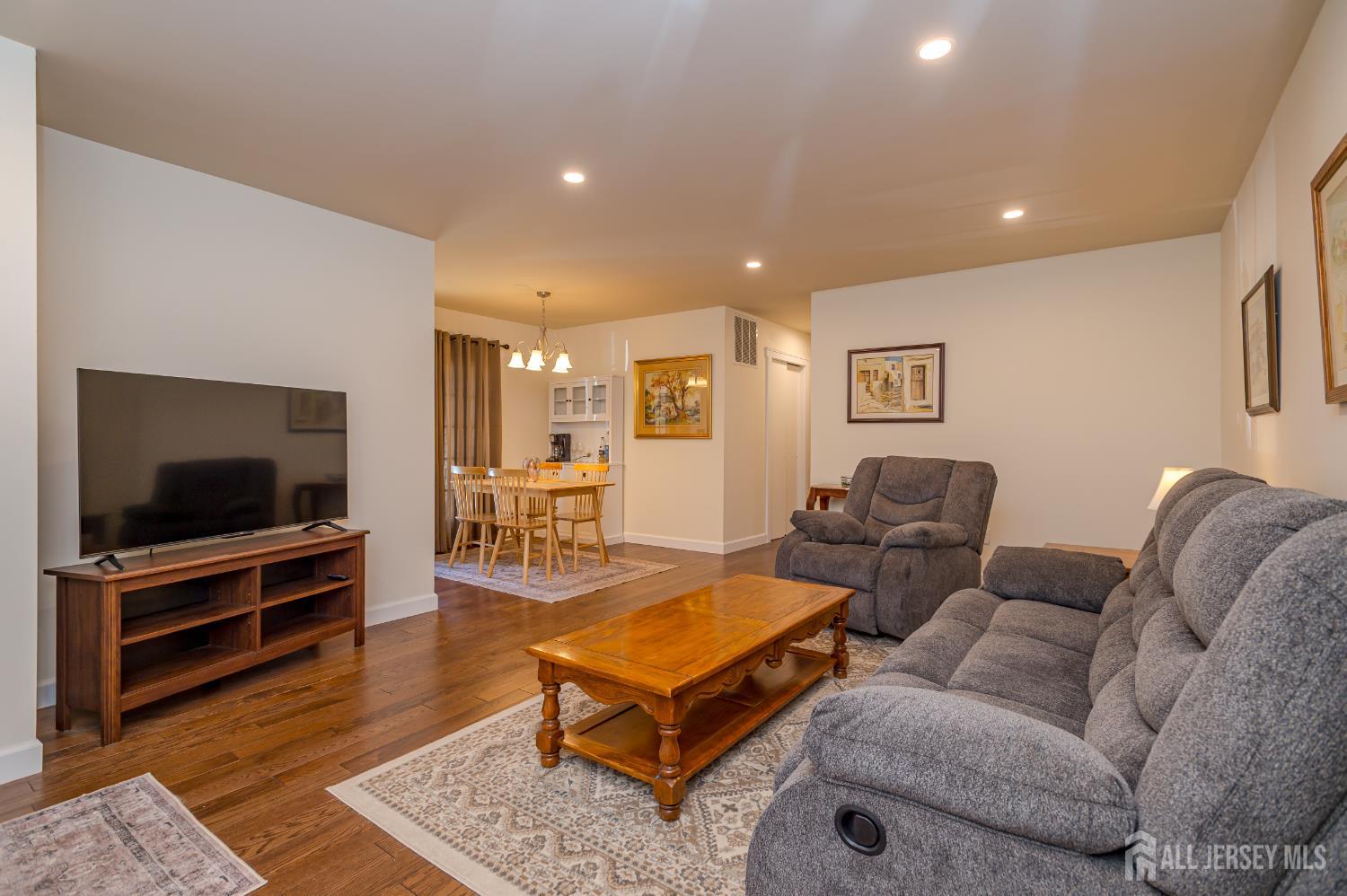 25 Foxhall, Unit 25 Middlesex, NJ 08846 - Photo 5 of 28