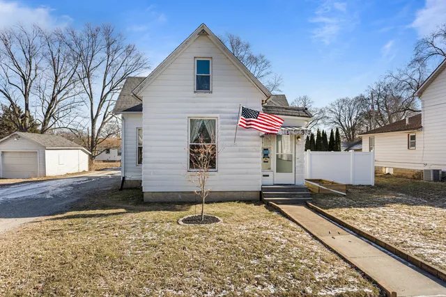 $189,900 | 457 South Independence Street, Monticello, IL 61856