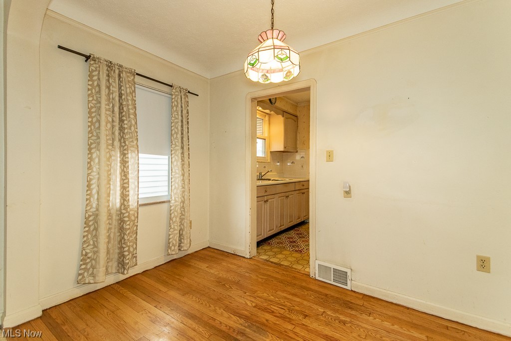 1056 Woodview Road Cleveland, OH 44121 - Photo 7 of 27