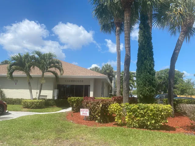 a view of house with a yard
