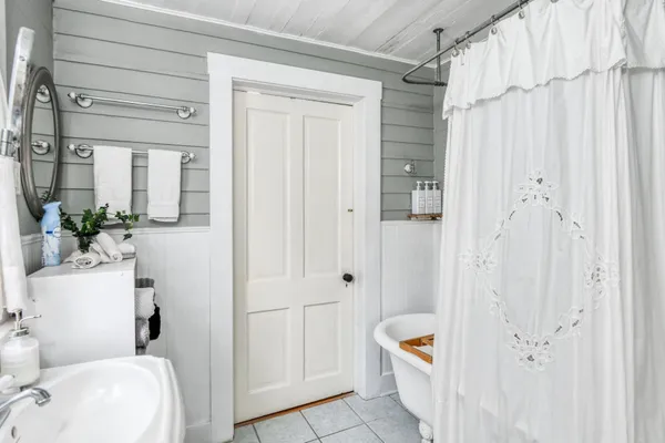 a view of utility room with washer and dryer