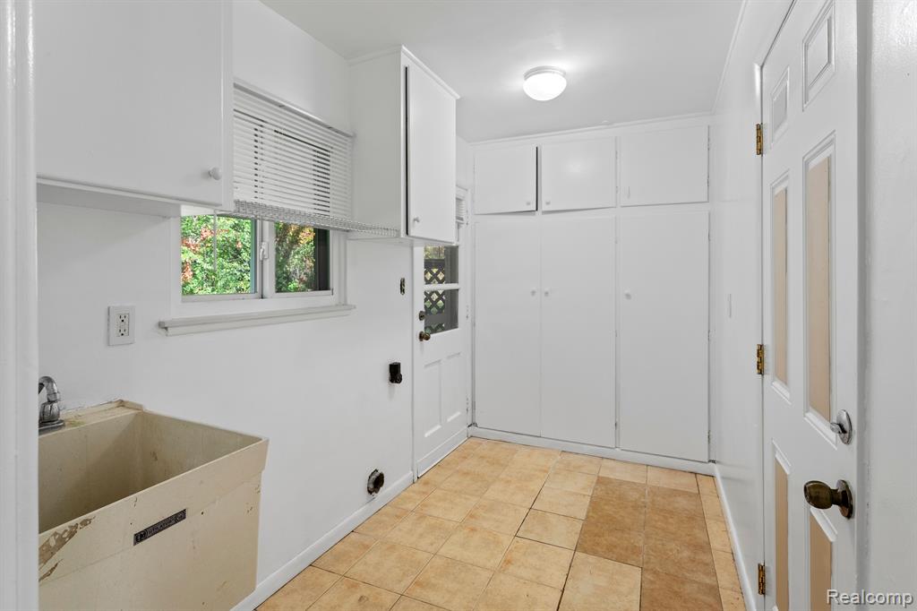 1932 Devonshire Road Bloomfield Hills, MI 48302 - Photo 22 of 35