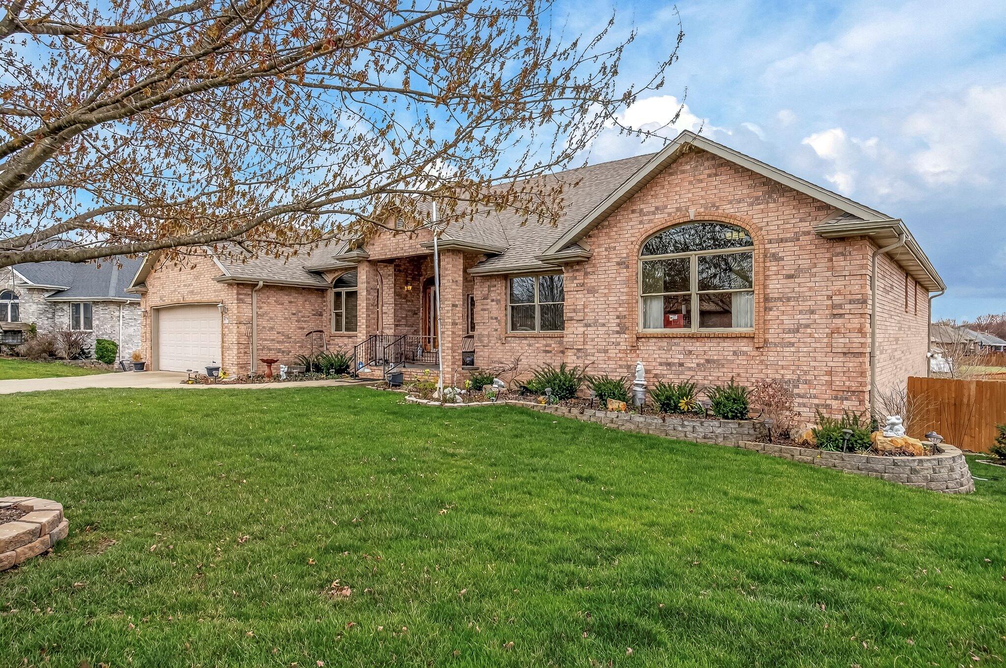 2374 South April Avenue Springfield, MO 65807 - Photo 3 of 47 03-april-49