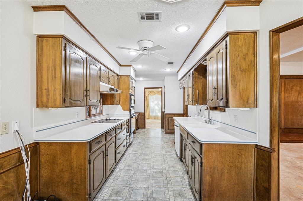 805 Newport Road Fort Worth, TX 76120 - Photo 11 of 27 a spacious bathroom with a double vanity sink a mirror and a bathtub