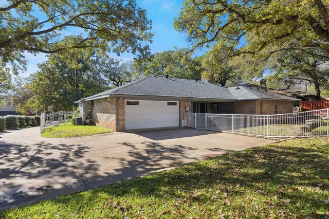 a view of a house with backyard and trees