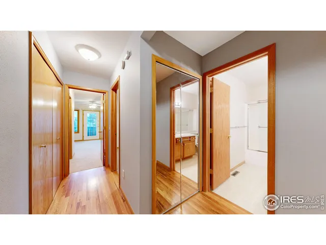 a black and white photo of a room