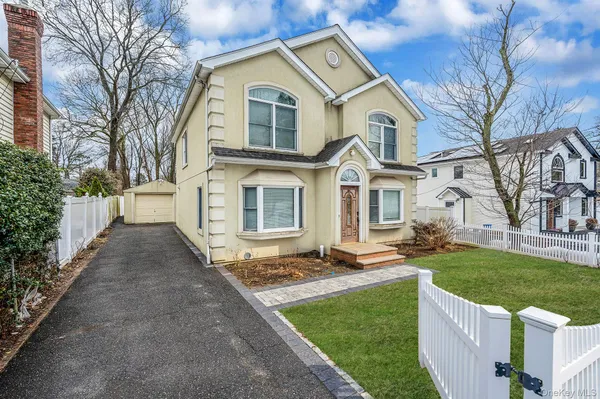 $950,000 | 18 East Lyons Street, Melville, NY 11747