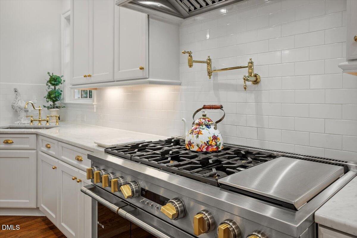 1713 Oberlin Road Raleigh, NC 27608 - Photo 19 of 53 a stove top oven sitting inside of a kitchen