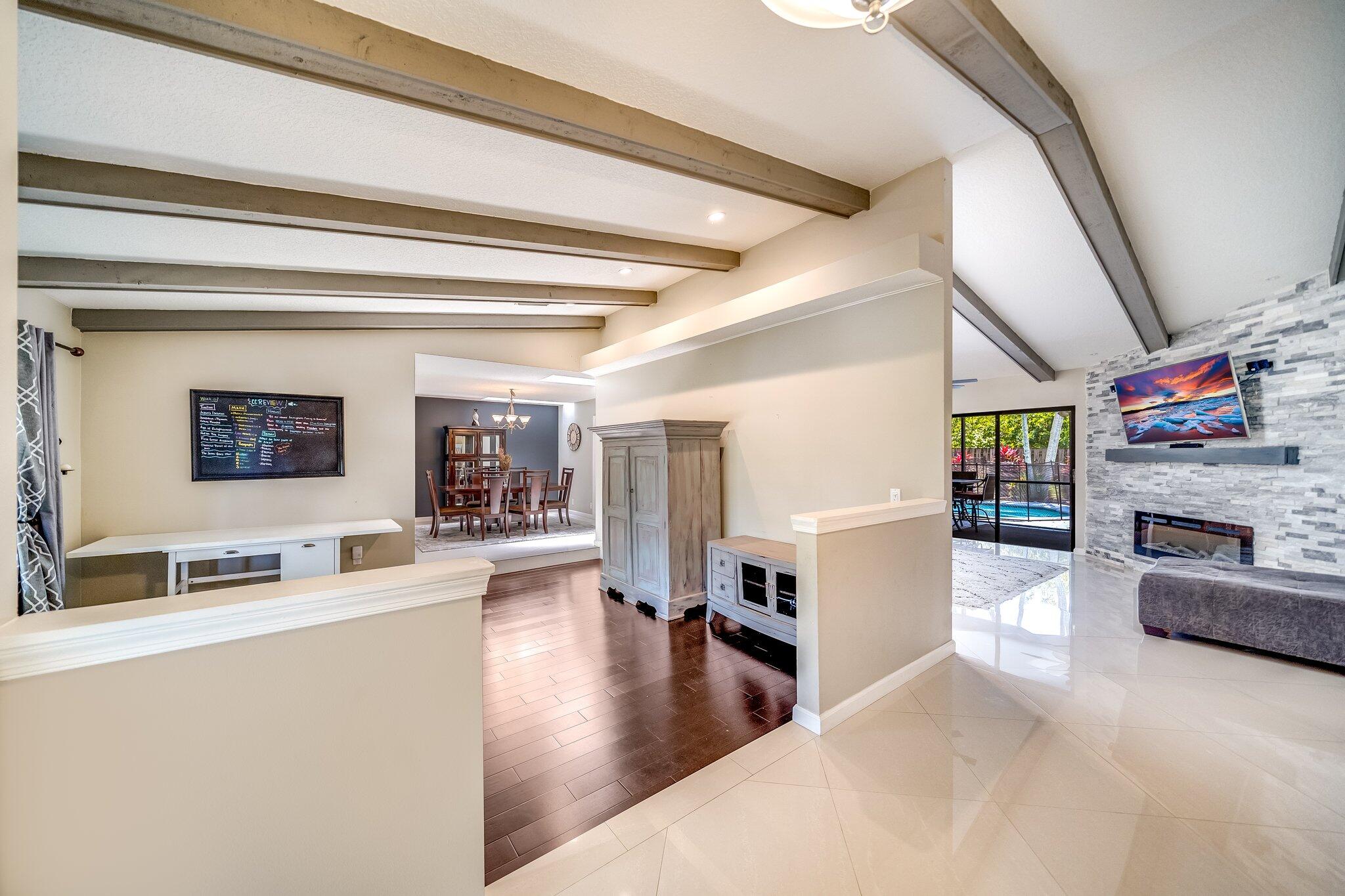 574 Juniper Place Wellington, FL 33414 - Photo 17 of 48 a view of a living room