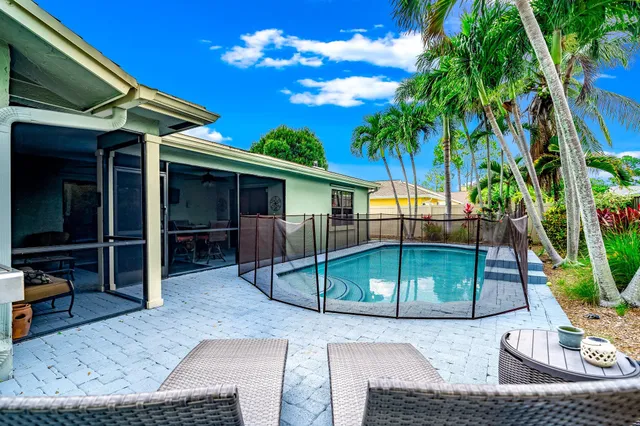 a view of a house with backyard and garden