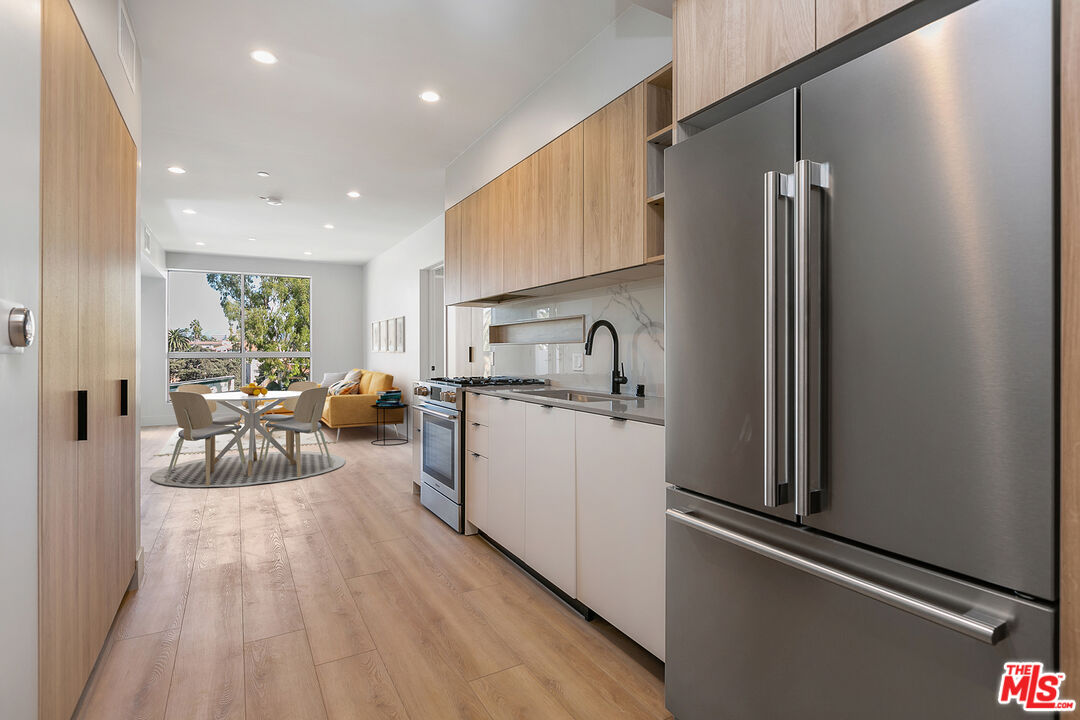 12431 Rochester Avenue, Unit 411 Los Angeles, CA 90025 - Photo 3 of 30