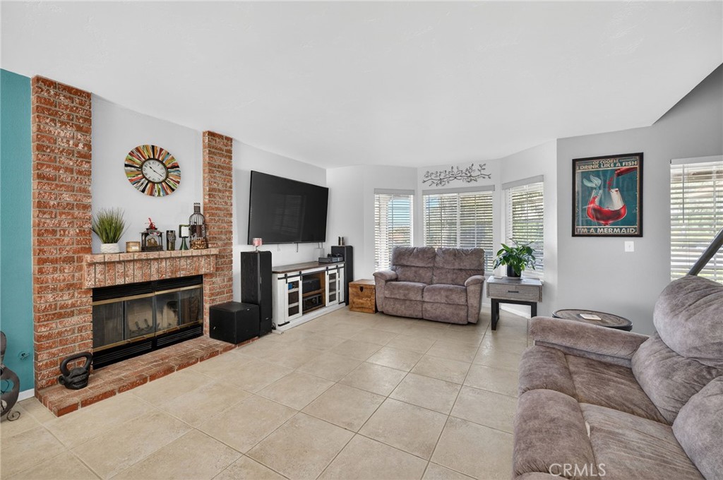 42928 Agena Street Temecula, CA 92592 - Photo 15 of 70 Living room