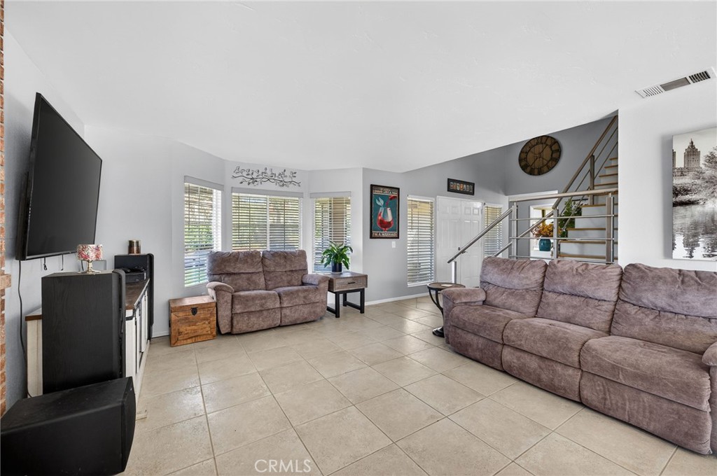 42928 Agena Street Temecula, CA 92592 - Photo 17 of 70 Living room