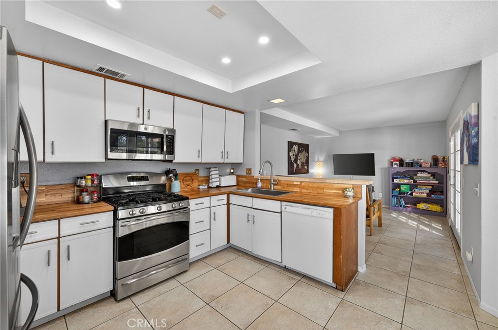 42928 Agena Street Temecula, CA 92592 - Photo 25 of 70 Kitchen