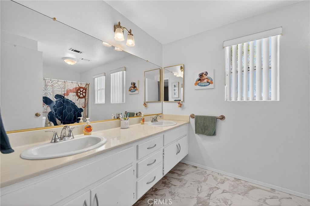 42928 Agena Street Temecula, CA 92592 - Photo 33 of 70 Upstairs guest bathroom