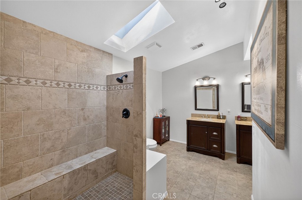 42928 Agena Street Temecula, CA 92592 - Photo 41 of 70 Primary bathroom