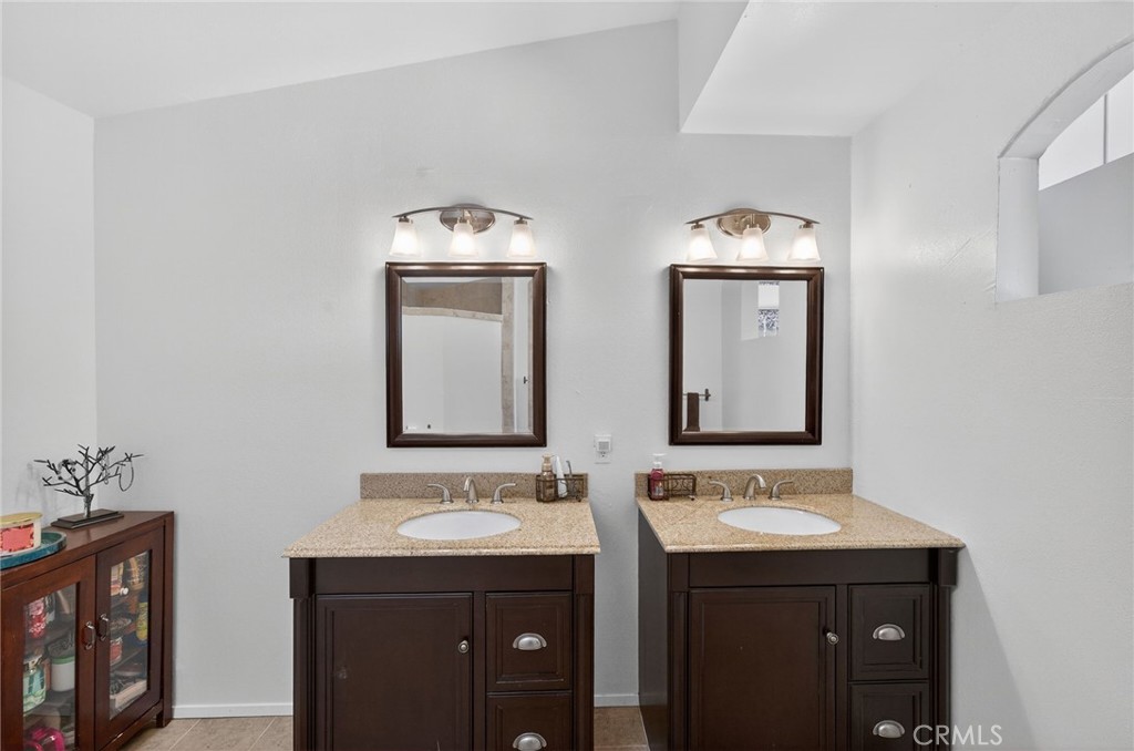 42928 Agena Street Temecula, CA 92592 - Photo 43 of 70 Dual sinks