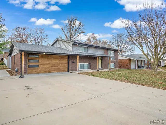 $300,000 | 833 Illinois Avenue, Red Bud, IL 62278