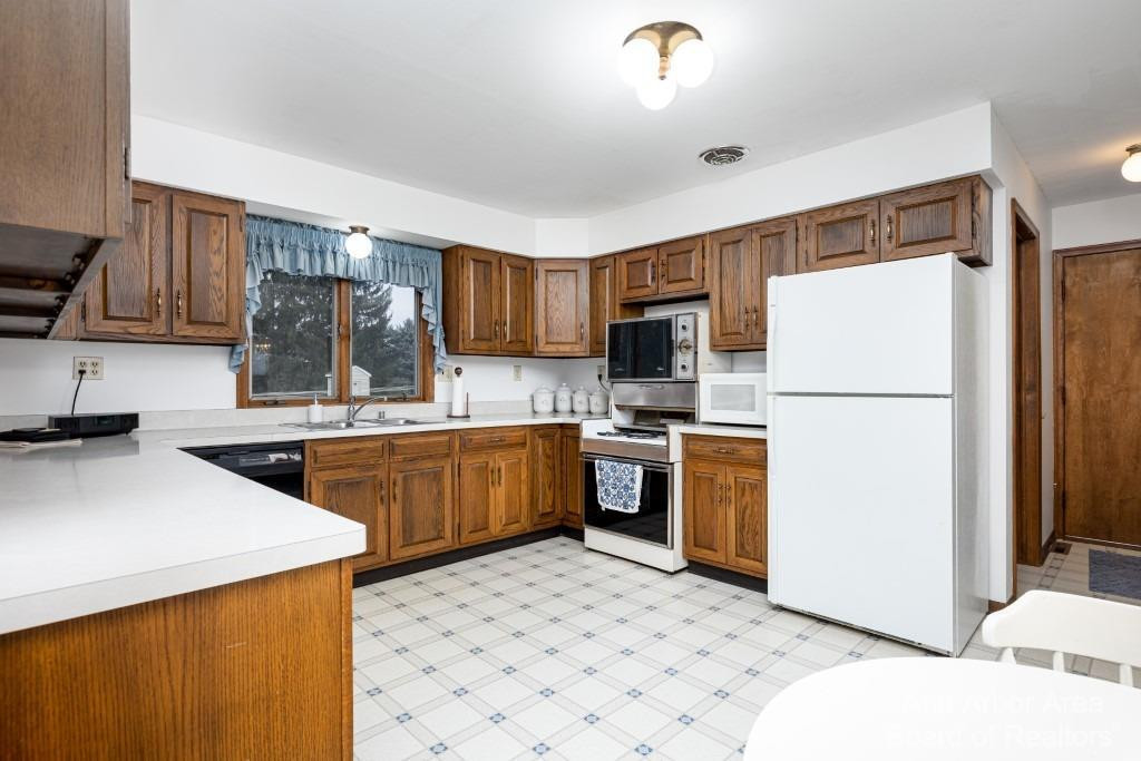 8060 Moon Road Saline, MI 48176 - Photo 5 of 38 Photo 5