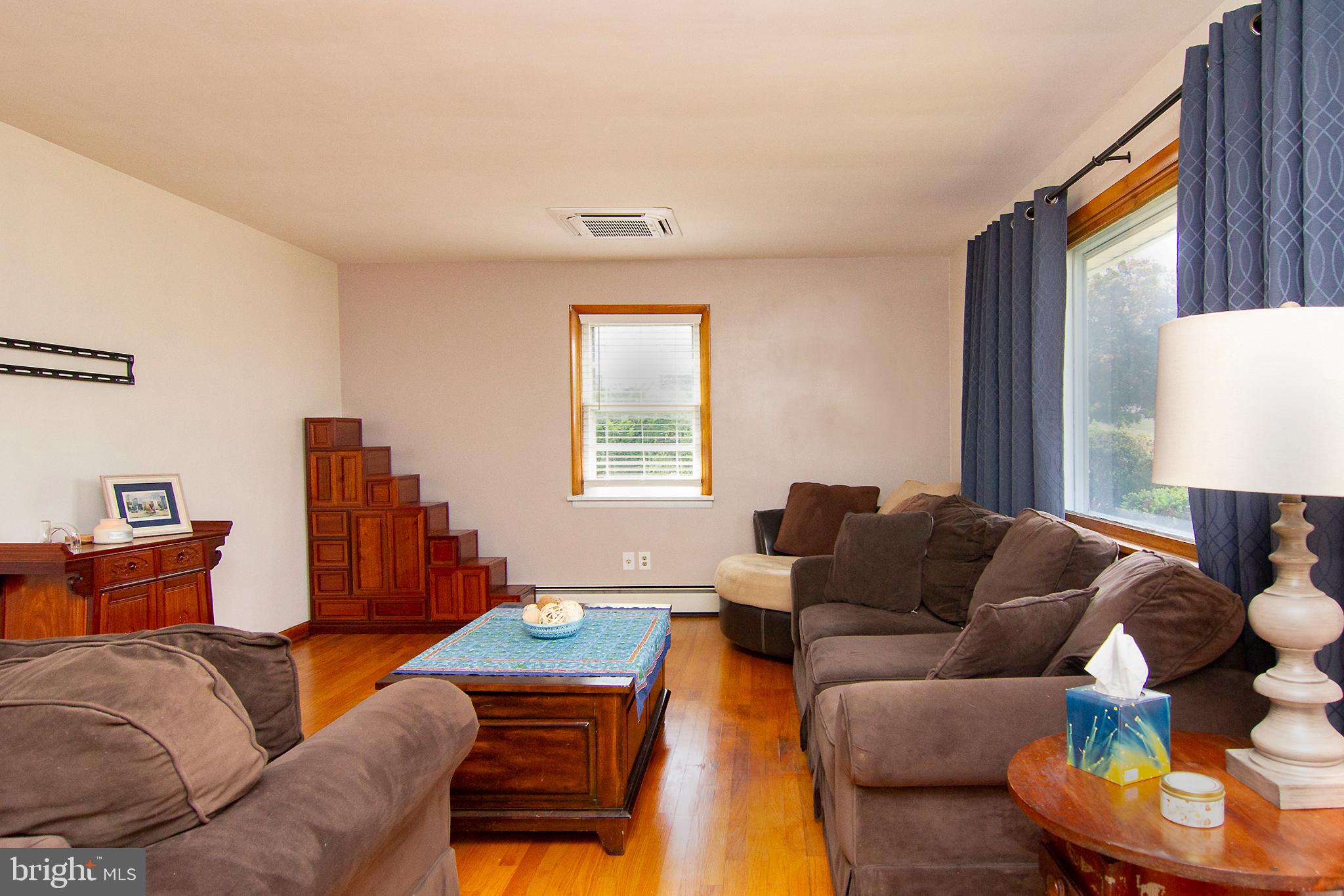 3283 Charmil Drive Manchester, MD 21102 - Photo 6 of 28 Living Room