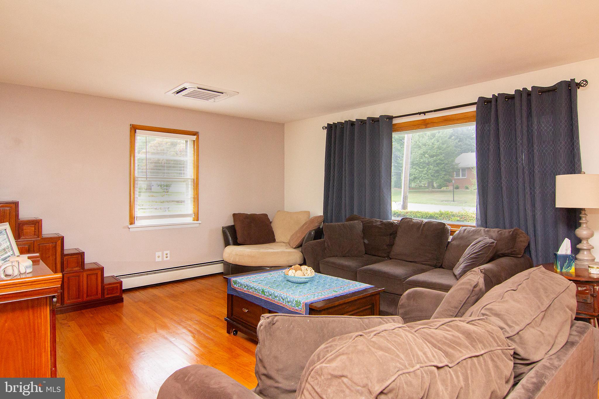 3283 Charmil Drive Manchester, MD 21102 - Photo 7 of 28 Living Room