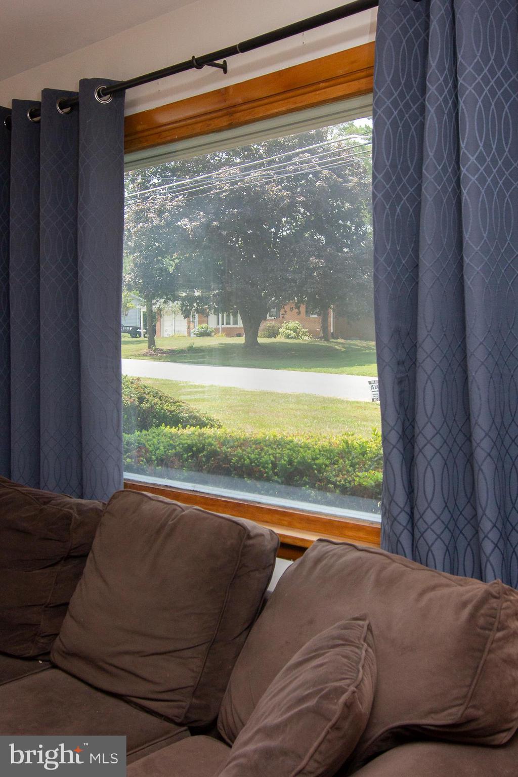 3283 Charmil Drive Manchester, MD 21102 - Photo 8 of 28 Living Room View