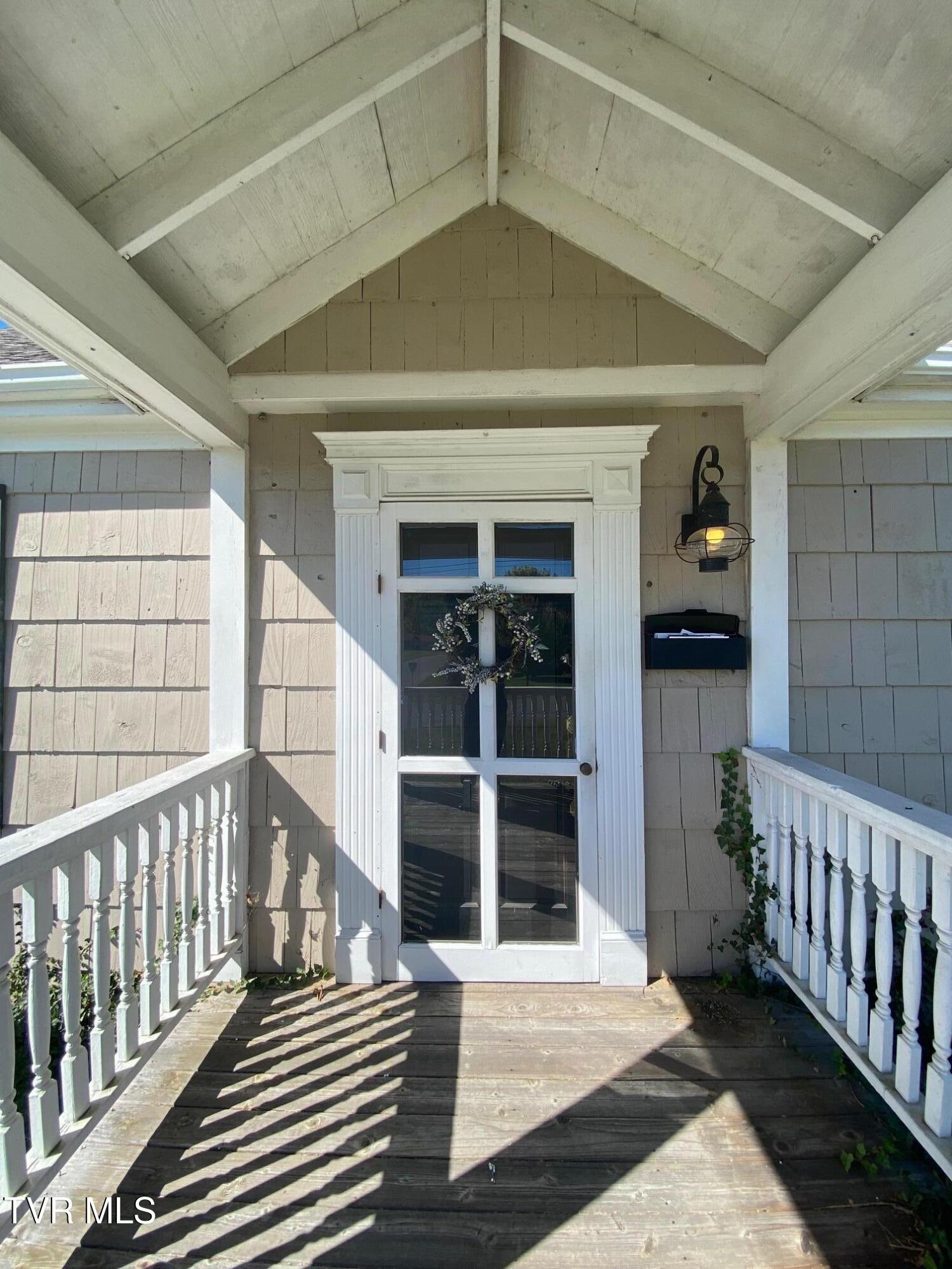 408 Ferndale Road Johnson City, TN 37604 - Photo 4 of 27 4 - Main Entryway