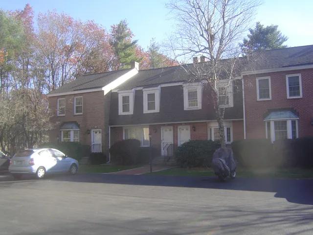 $2,600 | 63 Derryfield Court, Manchester, NH 03104