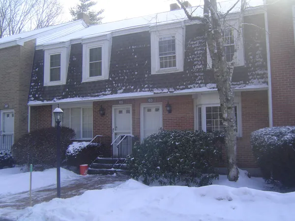 $2,600 | 63 Derryfield Court, Manchester, NH 03104