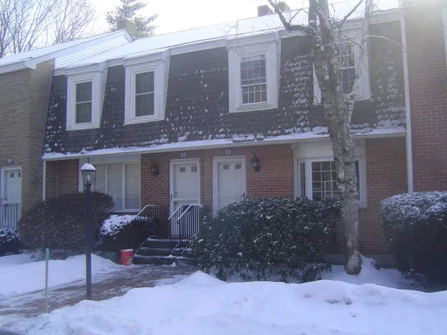 $2,600 | 63 Derryfield Court, Manchester, NH 03104