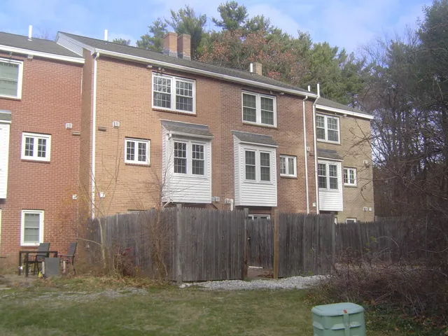 $2,600 | 63 Derryfield Court, Manchester, NH 03104