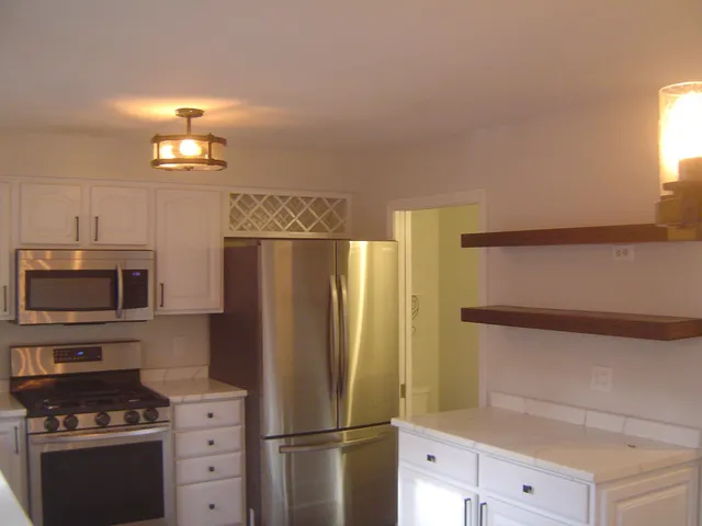 $2,600 | 63 Derryfield Court, Manchester, NH 03104