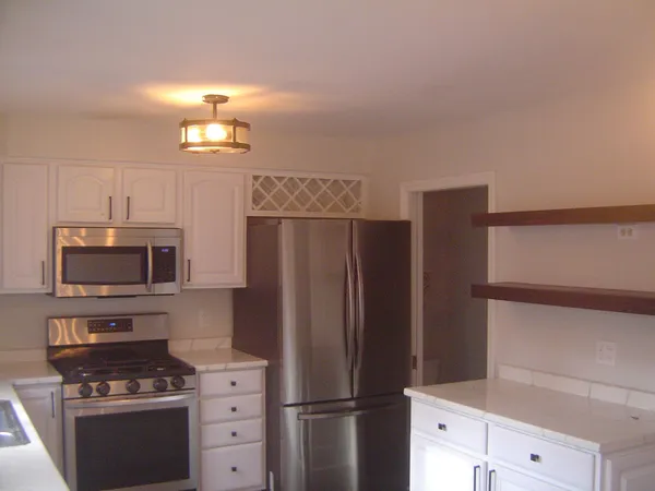 $2,600 | 63 Derryfield Court, Manchester, NH 03104